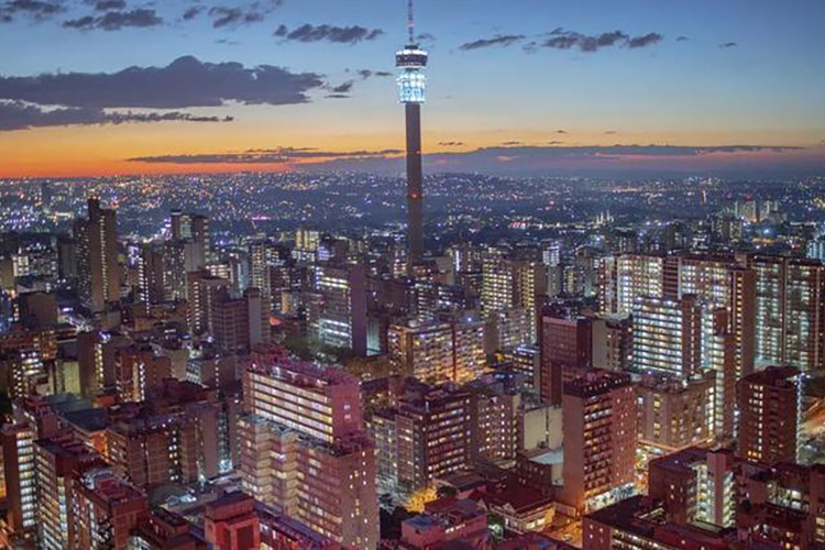 Johannesburg, en Afrique du Sud, serait la ville africaine comptant le plus de millionaires en dollars (15 700) selon l'Africa Wealth Report 2022.©LUCA SOLA AFP